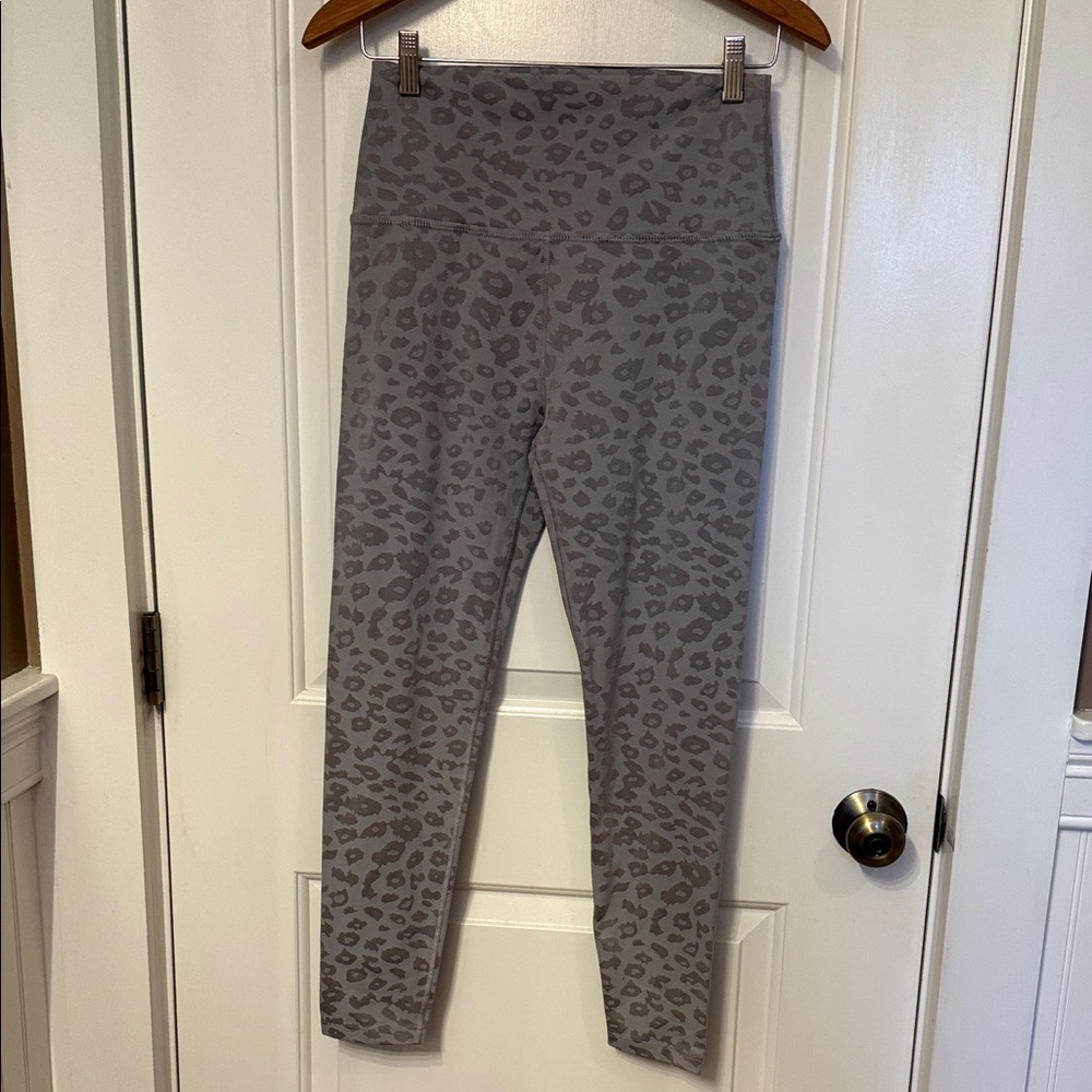 BEYOND YOGA PANTS LEGGINGS GRAY ANIMAL PRINT STRETCH HIGH WAIST 7/8 SIZE L USA